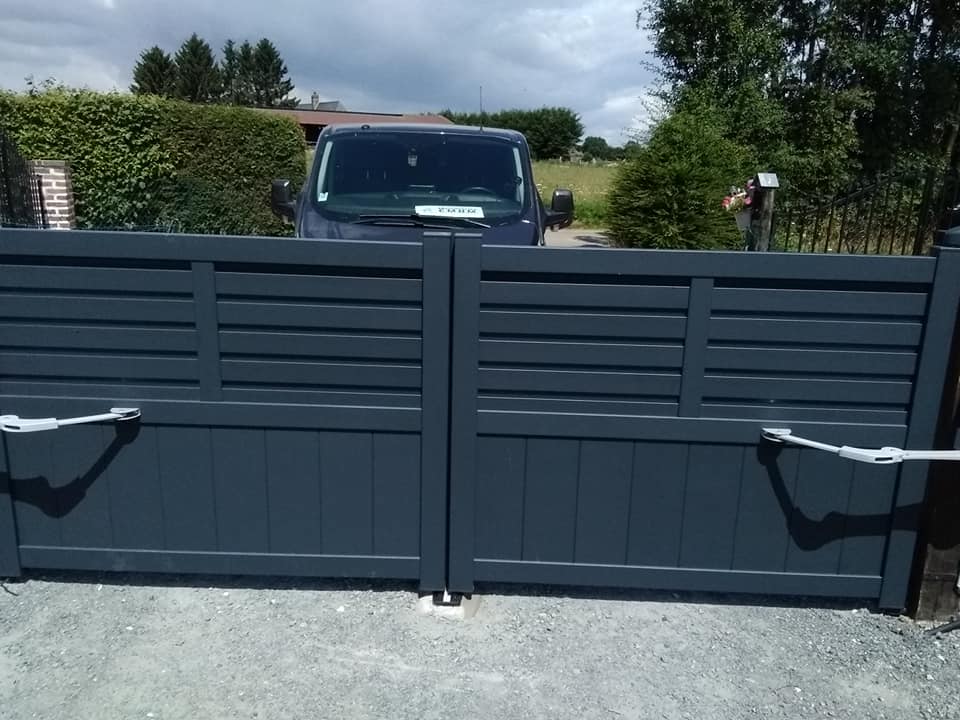Portail ajouré avec poteaux robustes
