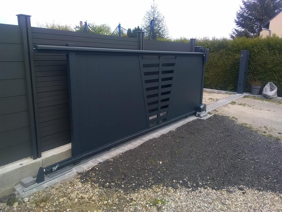Portail aluminium plein avec découpe ajourée