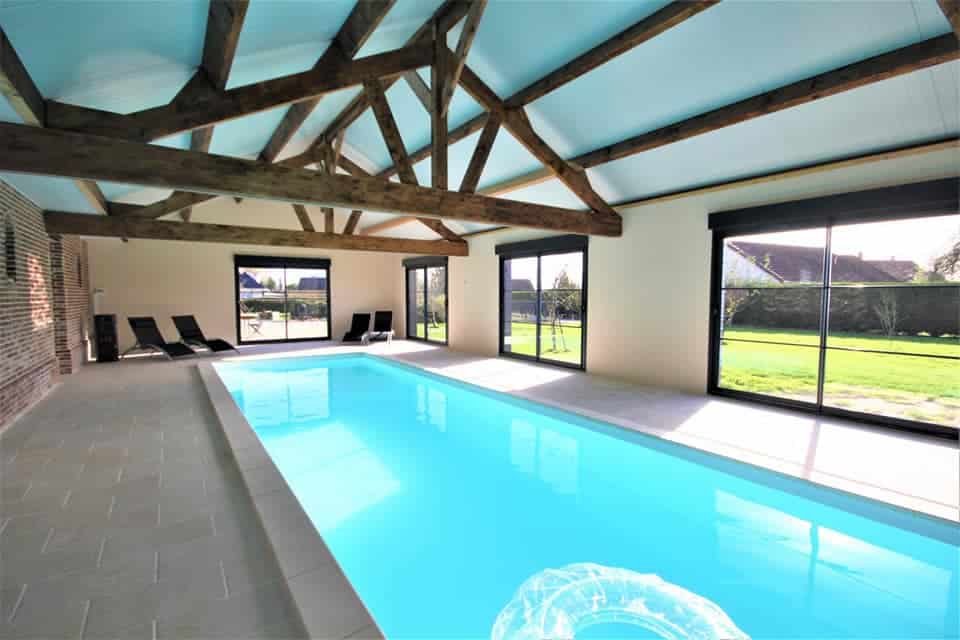 Piscine intérieure avec charpente bois