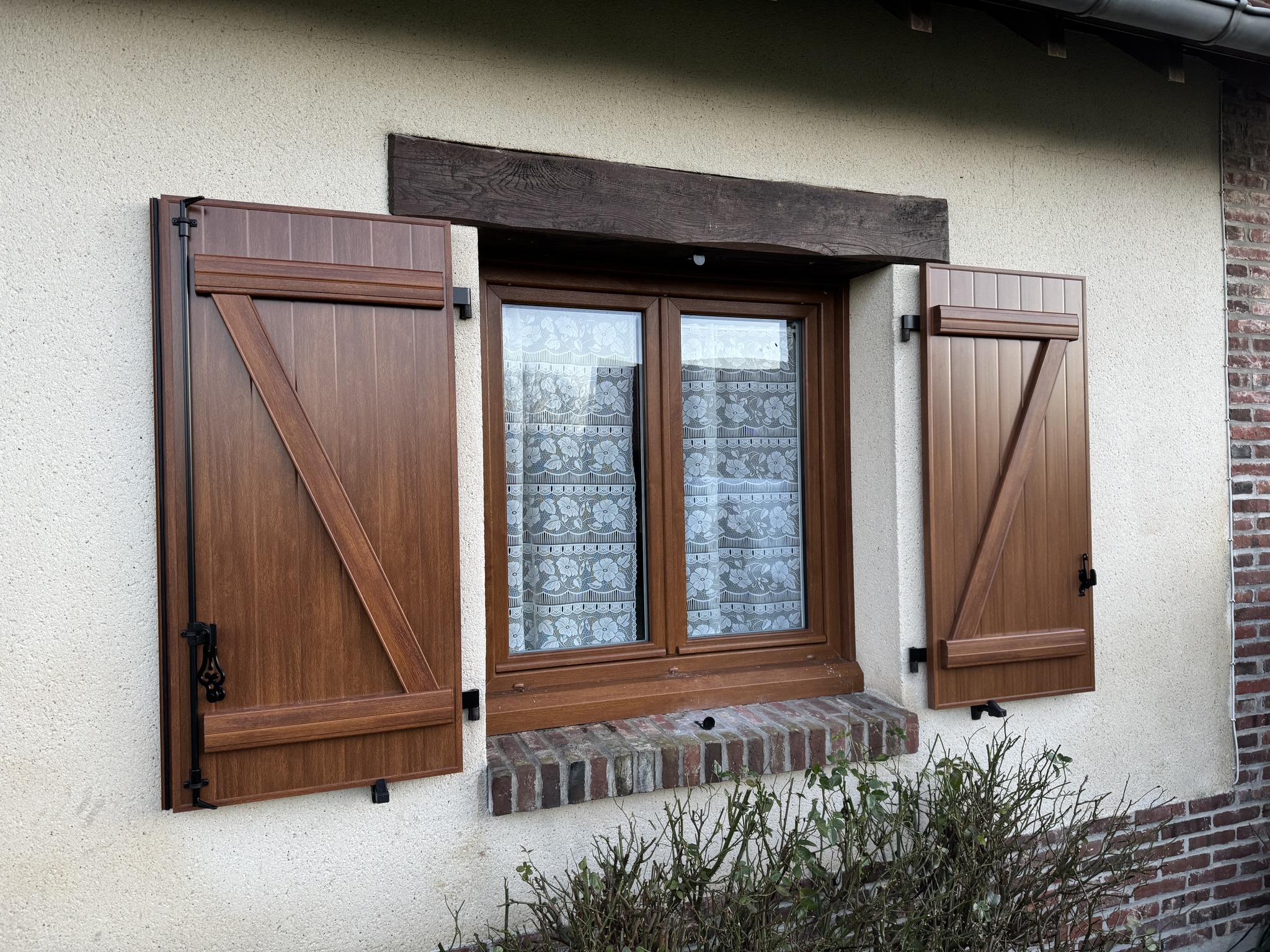 Deux fenêtres avec volets bois symétriques