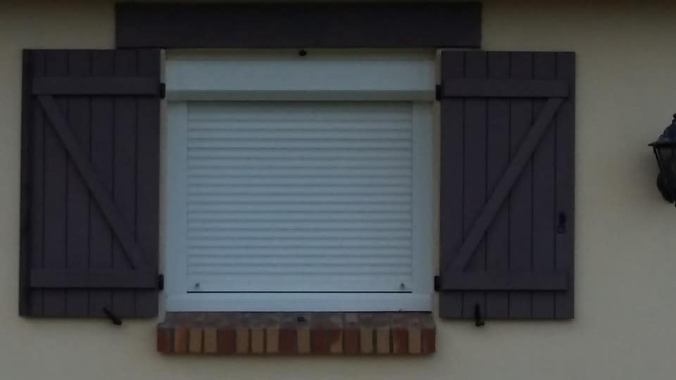 Volet roulant fermé sur fenêtre