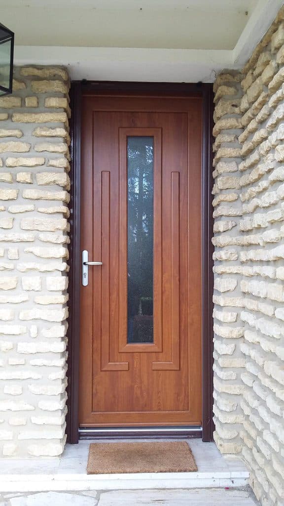Porte bois sur mur en pierres