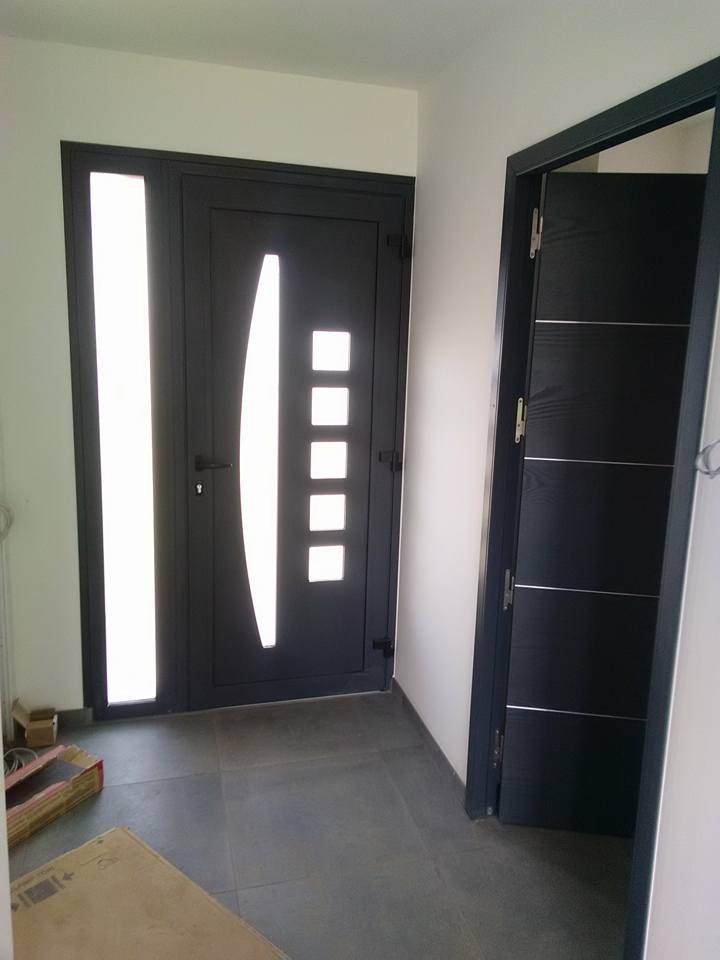 Salle de réunion avec menuiseries noires
